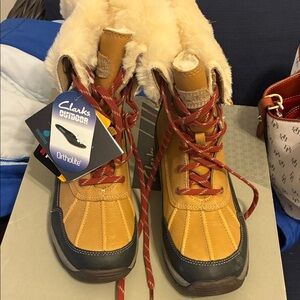 Clarks Women's Tan and Black Winter Boots